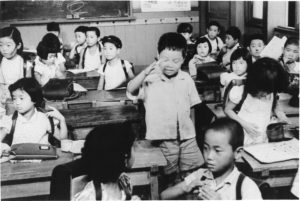 Iwanami: bambini in classe e Horyu-ji